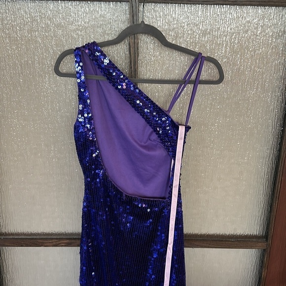 Mac Duggal One-Shoulder Sequin Column Gown size 4. - Picture 12 of 17